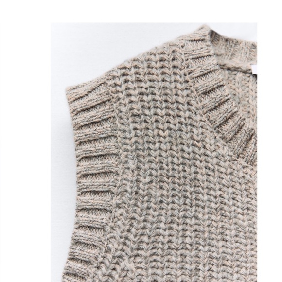 Zara Chunky Knit Round Neck Utility Pocket
Beige Marl Gray Sweater Vest Size S - Picture 7 of 15